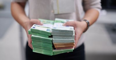 Kobieta przewoziła ponad 1,3 mln zł w gotówce